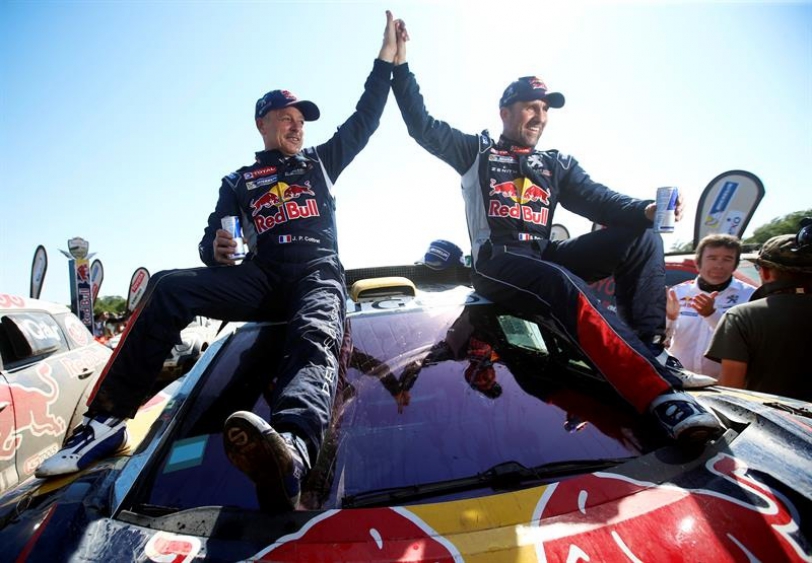 El francés Stephane Peterhansel (d) y su navegante, el francés Jean Paul Cottret, del equipo Peugeot, celebran su triunfo en el Rally Dakar 2016, categoría coches, hoy, sábado 16 de enero de 2016, tras la decimotercera y última etapa del certamen, en Río Cuarto (Argentina). EFE/Felipe Trueba