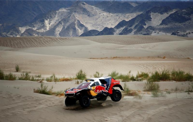 El piloto francés Stephane Peterhansel y su copiloto Jean Paul Cottret, del equipo Peugeot, en acción, hoy miércoles 13 de enero de 2016, durante la décima etapa del rally Dakar 2016 entre las localidades de Belén y La Rioja, Argentina. EFE/Felipe Trueba