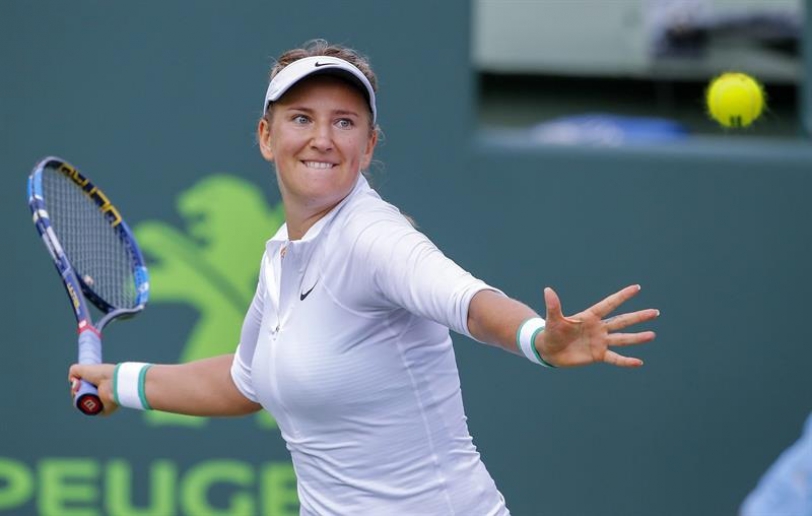 Victoria Azarenka devuelve la pelota a la británica Johanna Konta