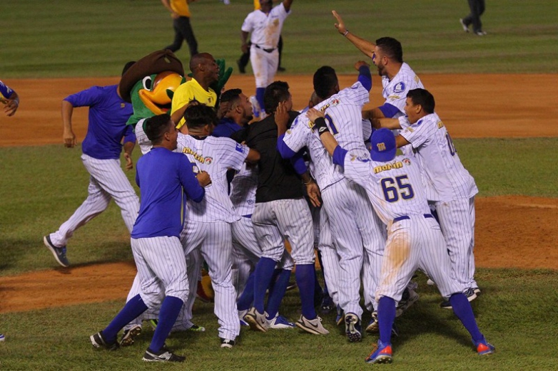 Los jugadores del Magallanes celebran pase a la final - Crédito de la fotografía- Mauricio Centeno- Prensa Magallanes