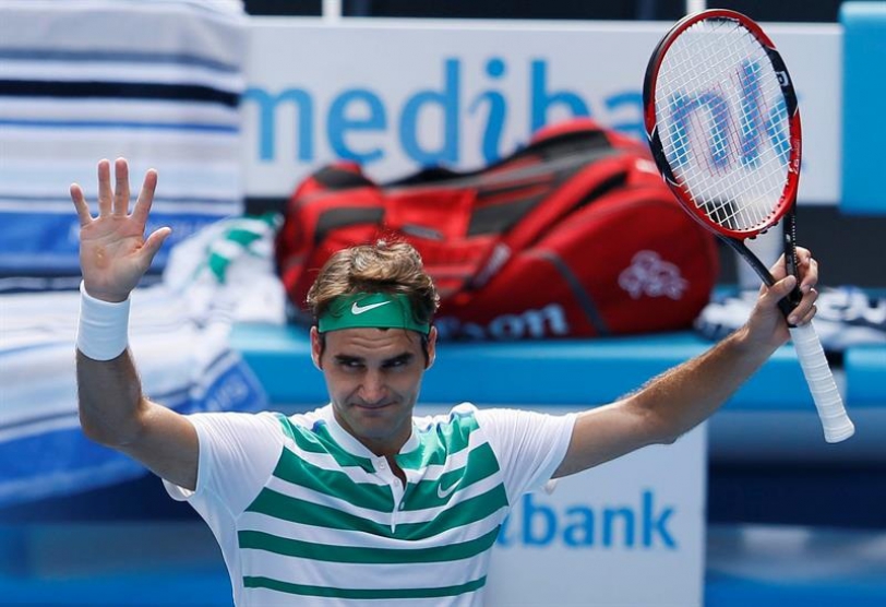 El tenista suizo Roger Federer celebra su victoria ante el checo Tomas Berdych durante el partido de cuartos de final que enfrentó a ambos en los cuartos de final del Abierto de Australia hoy, 26 de enero de 2016. EFE/Made Nagi