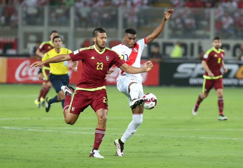 El jugador Carlos Ascues (d) de Perú disputa el balón con Salomón Rondón (i) de Venezuela