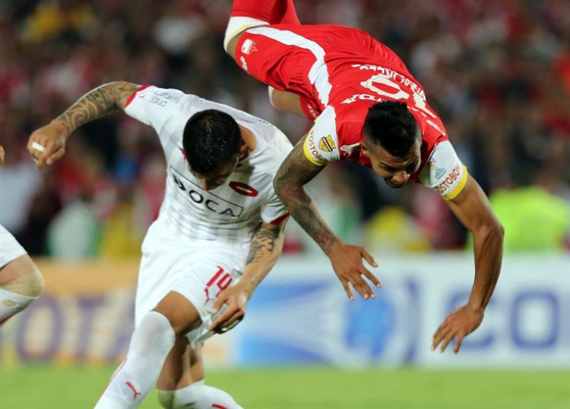 El jugador Wilson Morelo (d) de Independiente Santa Fe choca contra Víctor Leandro Cuesta (i) de Independiente de Avellaneda de Argentina, durante su partido por la Copa Sudamericana hoy, jueves 29 de octubre de 2015, en el estadio Nemesio Camacho &quot;El Campín&quot; de Bogotá (Colombia). EFE/MAURICIO DUEÑAS CASTAÑEDA