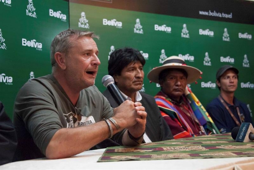 l presidente de Bolivia Evo Morales (2i) y el director del rally Dakar, el francés Etienne Lavigne (i) participan en una rueda de prensa