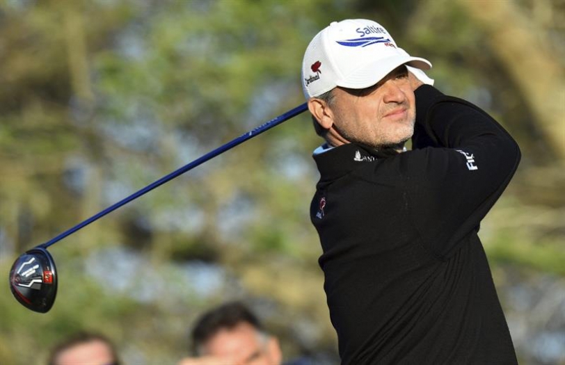 El golfista escocés Paul Lawrie golpea la bola