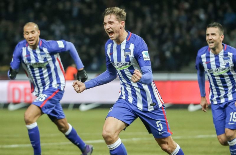 Niklas Stark (C) celebra anotando el 2-0 durante el partido de la Bundesliga alemana entre el Hertha BSC Berlin y el FC Schalke 04 en Berlín, Alemania 11 de marzo el año 2016
