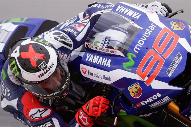 El piloto español de MotoGP Jorge Lorenzo, de Movistar Yamaha, durante los primeros entrenamientos de pretemporada de MotoGP en el circuito de Sepang cerca de Kuala Lumpur (Malasia) hoy, 3 de febrero de 2016. EFE/Fazry Ismail