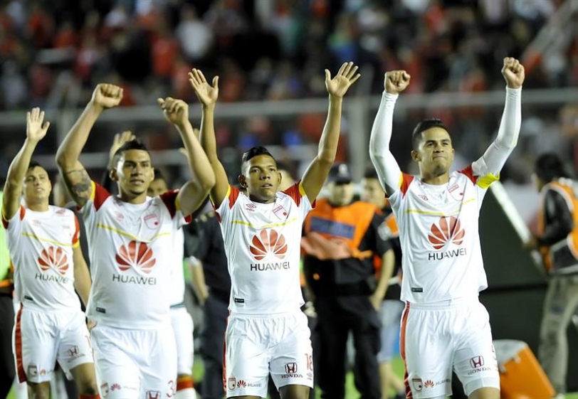 Jugadores de Independiente Santa Fe de Colombia celebran después de vencer a Independiente de Avellaneda de Argentina hoy, jueves 22 de octubre de 2015
