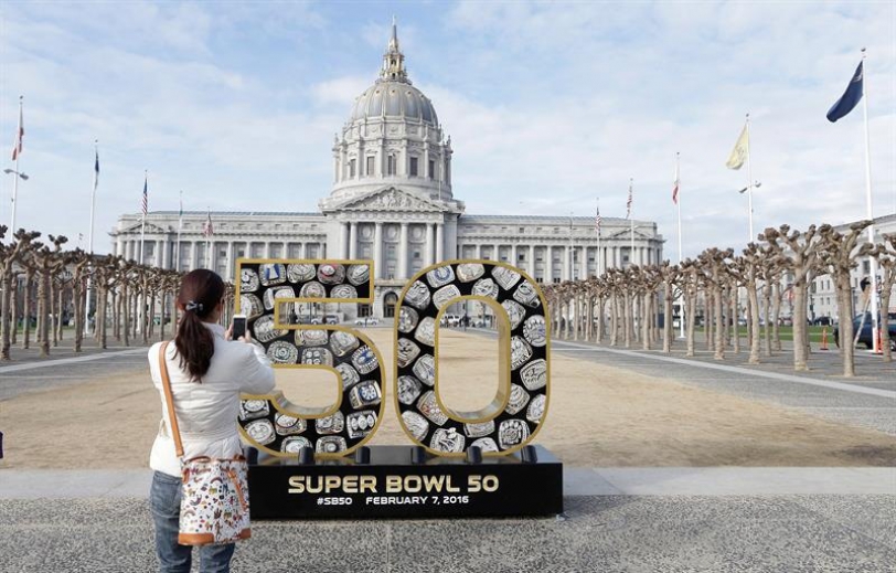Una mujer toma fotografías en la alcaldía de San Francisco hoy, miércoles 3 de febrero de 2016, en San Francisco, California (EE.UU.). El 50 Super Bowl de la NFL se disputará entre Panthers de Carolina y Broncos de Denver el próximo 7 de febrero. EFE/Andrew Gombert