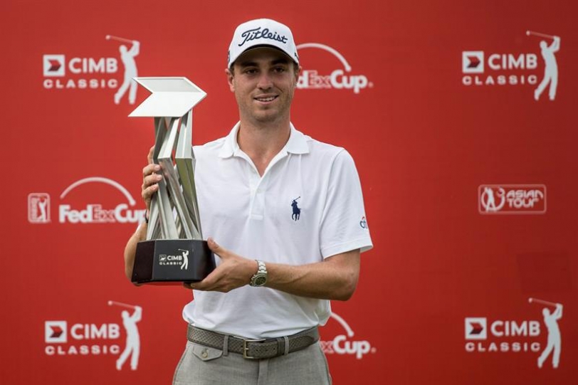 Justin Thomas de EE.UU. posa con el trofeo después de ganar el Golf PGA Tour, torneo CIMB Asia Pacific Classic en Kuala Lumpur, Malasia, 01 de noviembre de 2015. (Malasia, Estados Unidos) EFE / EPA / AHMAD Yusni