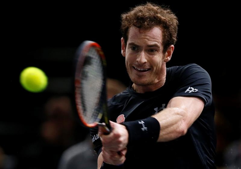 El británico Andy Murray golpea la bola contra el francés Richard Gasquet durante su partido de cuartos de final del Masters 1000 de París disputado hoy, 6 de noviembre de 2015, en París (Francia). EFE/Ian Langsdon