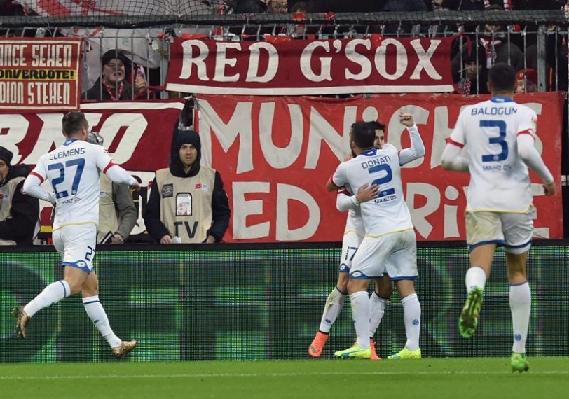 Jugadores de Mainz celebran la anotación de un gol hoy, miércoles 02 de marzo de 2016, durante un juego entre Bayern Múnich y Mainz de la Bundesliga alemana que se disputa en Múnich (Alemania). EFE/PETER KNEFFEL