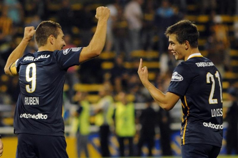 El jugador de Rosario Central Marco Ruben (i) festeja con Giovani Lo Celso (d) un gol ante River Plate de Uruguay hoy, miércoles 9 de marzo de 2016, durante un partido del grupo 2 de la Copa Libertadores, que se disputa en el estadio Gigante de Arroyito de la ciudad de Rosario (Argentina). EFE/Silvio Moriconi