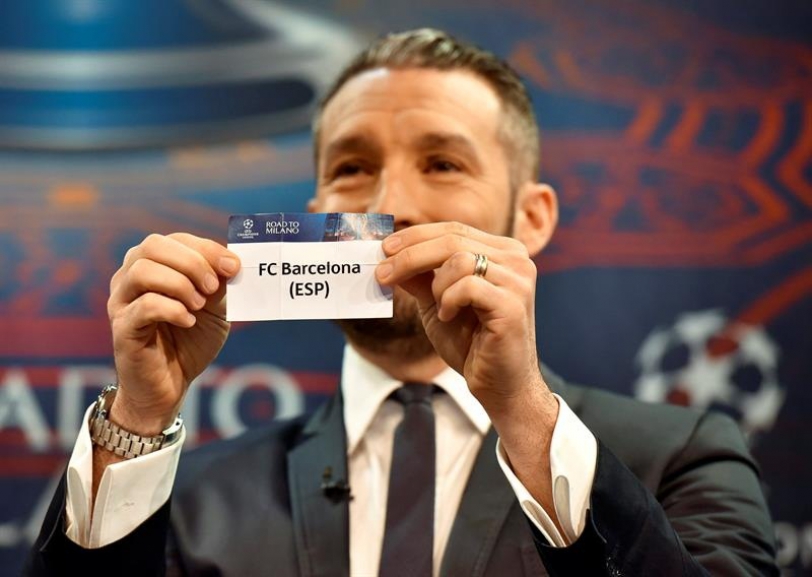 Gianluca Zambrotta, embajador de la final de la Liga de Campeones de Milán 2016, muestra la tarjeta del FC Barcelona durante el sorteo de los emparejamientos de la fase de cuartos de final de la Liga de Campeones en la sede de la UEFA en Nyon (Suiza) hoy, 18 de marzo de 2016. EFE/Christian Brun