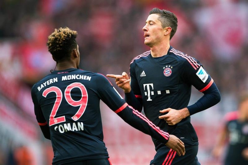 Robert Lewandowski (der) celebra con su compañero de equipo Kingsley Coman (Izq)