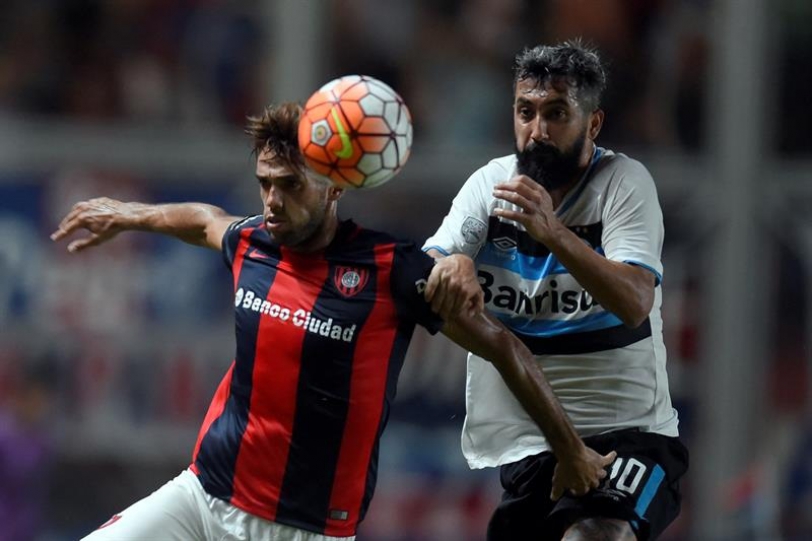  El jugador de San Lorenzo Emanuel Mas (i) disputa el balón con Douglas (d) de Gremio hoy, martes 15 marzo de 2016, durante un juego de la Copa Libertadores realizado en el estadio de San Lorenzo Buenos Aires (Argentina). EFE/Juan Ignacio Roncoroni