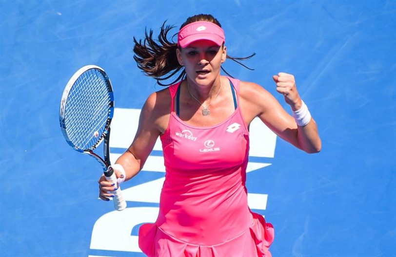 La polaca Agnieszka Radwanska celebra al vecer a la española Carla Suárez Navarro hoy, lunes 26 de enero de 2016, durante un juego de cuartos de final del Abierto de Tenis de Australia que se realiza en Melbourne (Australia). EFE/FILIP SINGER