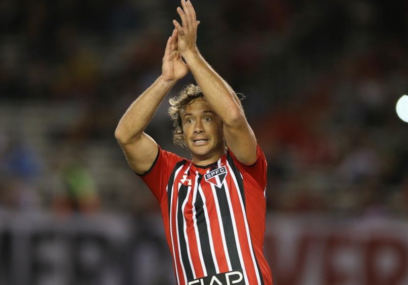 Diego Lugano de Sao Paulo de Brasil reacciona 