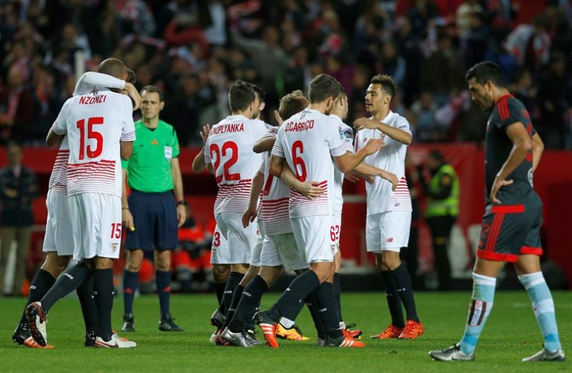 El delantero francés del Sevilla Kevin Gameiro (d) celebra su segundo gol, durante el partido de ida de las semifinales de la Copa del Rey que Sevilla y Celta disputan esta noche en el estadio Ramón Sánchez Pizjuán, en Sevilla. EFE/José Manuel Vidal