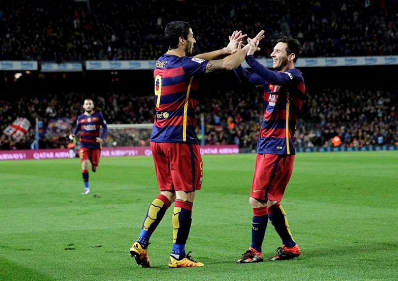 Los jugadores del FC Barcelona, el uruguayo Luis Suárez (i) y el argentino Leo Messi, celebran uno de los goles del equipo blaugrana, durante el encuentro correspondiente a la ida de las semifinales de la Copa del Rey