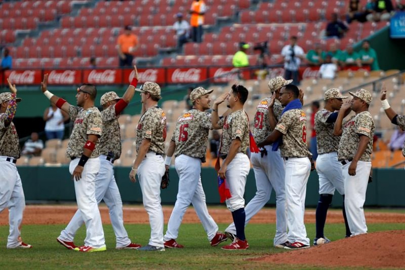 Jugadores de los Tigres de Aragua, de Venezuela, celebran tras vencer a los Cangrejeros de Santurce de Puerto Rico durante el partido del primer día de la Serie del Caribe 2016