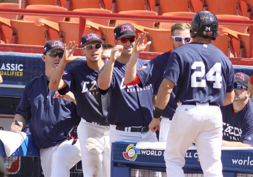 Jugadores de República Checa celebran una carrera ante Alemania hoy, viernes 18 de marzo de 2016, durante las eliminatorias del Clásico Mundial de Béisbol que se realizan en el estadio B-Air de la ciudad de Mexicali, en el estado de Baja California (México). EFE/Alejandro Zepeda