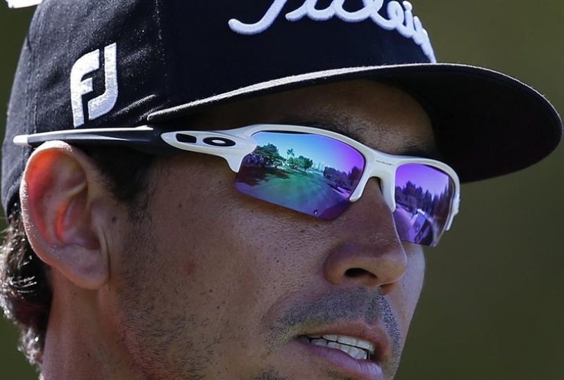 El golfista español Rafael Cabrera Bello compite en la segunda manga del torneo de golf Dubai Desert Classic disputado en el Emirates Golf Club de Dubái (Emiratos Árabes Unidos) hoy, 5 de febrero de 2016. EFE/Ali Haider