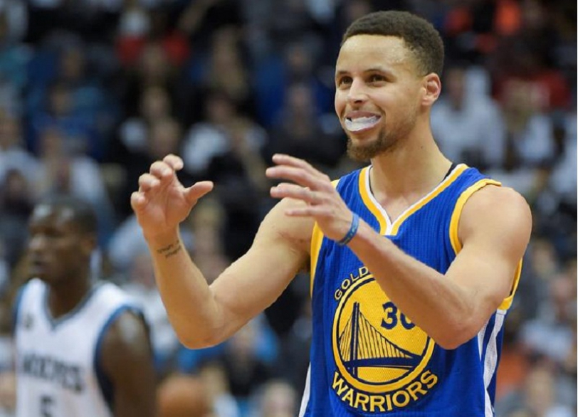 Stephen Curry de Warriors en acción