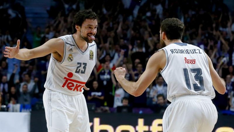 Los jugadores del Real Madrid Sergio LLull (i) y Sergio Rodríguez, durante el partido de la décima jornada de la fase de grupos de la Euroliga que Real Madrid y Strasbourg juegan esta tarde en el Palacio de los Deportes de la Comunidad de Madrid. EFE/JuanJo Martín.
