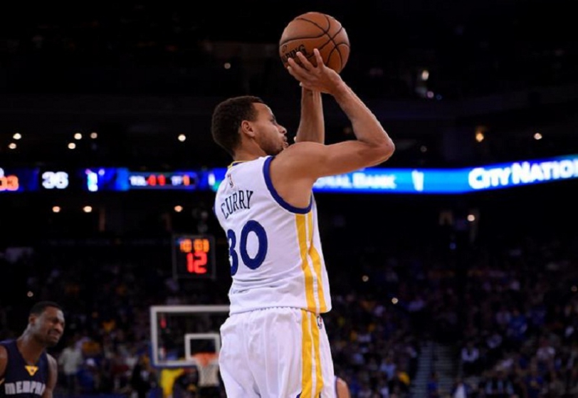 Cumpleaños triunfal e histórico de Curry; victorias sorpresas de Jazz y Bulls