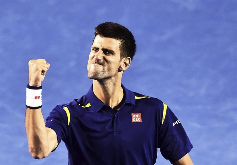 El tenista serbio Novak Djokovic celebra su victoria por 6-1, 6-2, 3-6 y 6-3 ante el suizo Roger Federer tras la semifinal del Abierto de Australia disputada hoy, 28 de enero de 2016, en Melbourne (Australia). EFE/Julian Smith