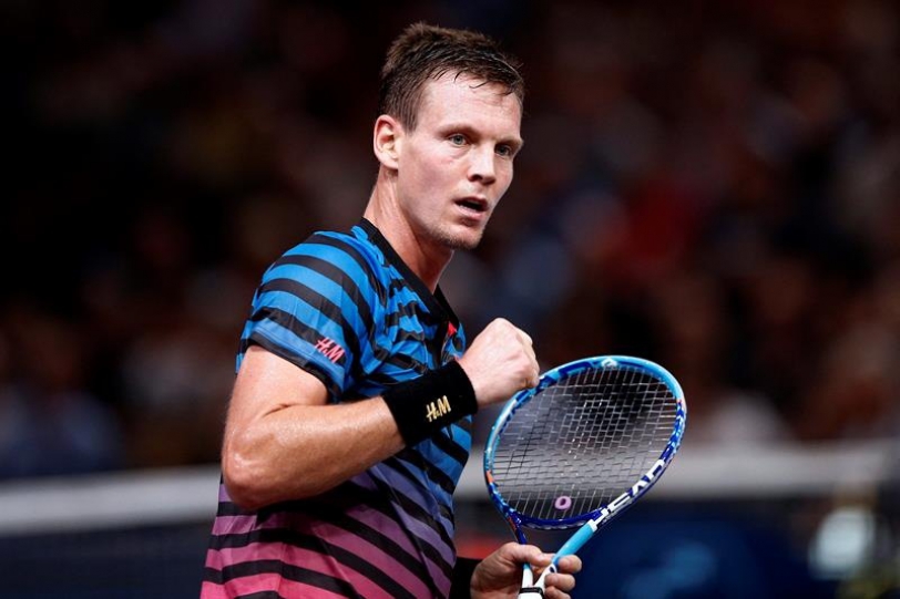 El checo Tomas Berdych celebra su anotación ante el francés Jo-Wilfried Tsonga hoy, jueves 5 de noviembre de 2015, durante su partido del Torneo Masters 1000 de París, en la capital francesa. EFE/YOAN VALAT