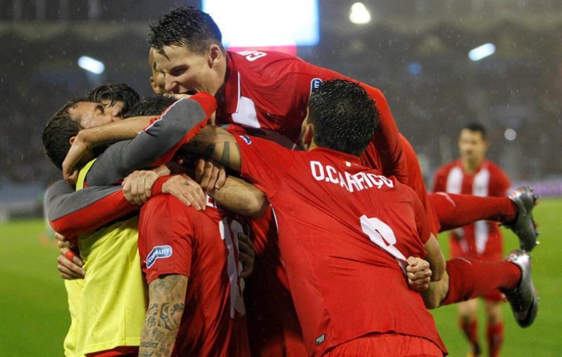 Los jugadores del Sevilla celebran su clasificación para la final de la Copa del Rey, tras el empate ante el Celta en el partido de vuelta de las semifinales disputado esta noche en el estadio de Balaídos, en Vigo. EFE /Salvador Sas