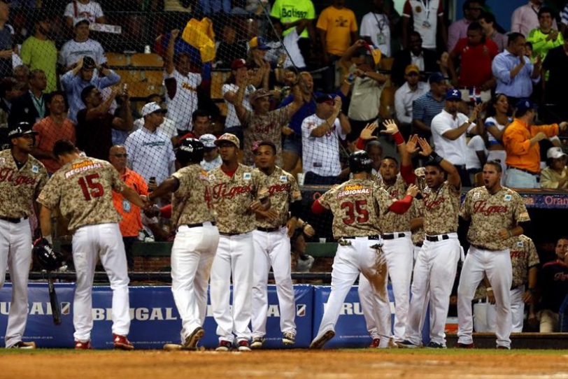 Jugadores de los Tigres de Aragua, de Venezuela, celebran tras completar una carrera, en el segundo día de la Serie del Caribe 2016