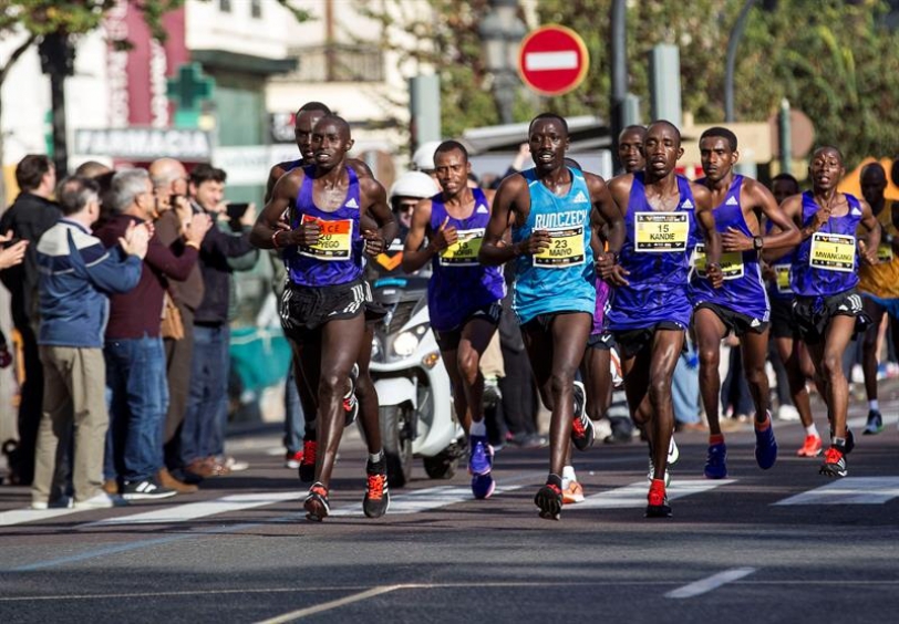  Más de 16.000 corredores han tomado esta mañana la salida de la maratón de Valencia que ha discurrido por las calles de la ciudad. En la imagen, el grupo de corredores cabeza de carrera camino del kilómetro 30 de la prueba. EFE/Manuel Bruque