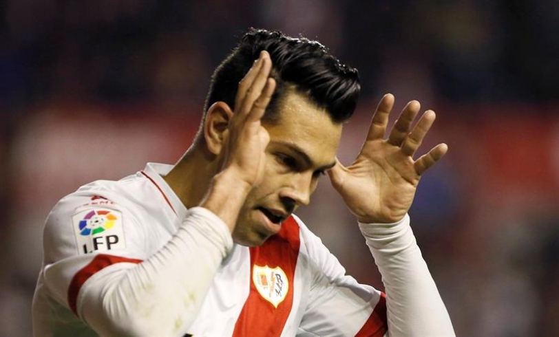 El delantero venezolano del Rayo Vallecano, Nicolás Ladislao Fedor &quot;Miku&quot; (d), celebra el segundo gol del equipo rayista, durante el encuentro correspondiente a la jornada 31 de primera división, que han disputado esta noche frente al Getafe en el estadio de Vallecas. EFE / Fernando Alvarado.