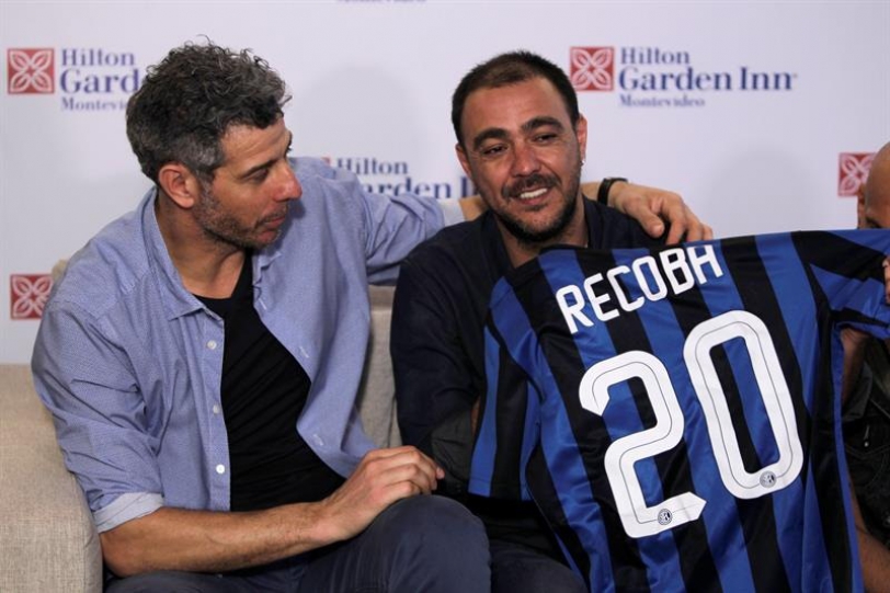 El exfutbolista italiano Francesco Toldo (i) y el uruguayo Álvaro Recoba (d) participan en una rueda de prensa por el partido de homenaje al uruguayo Álvaro Recoba