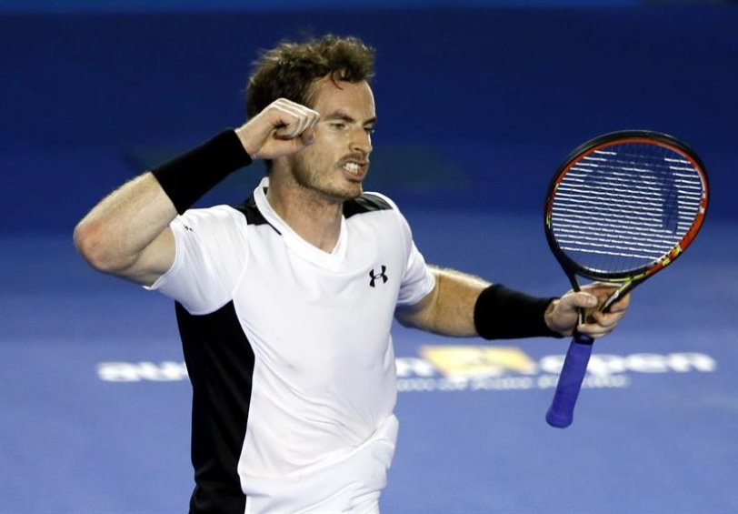 Andy Murray celebra tras vencer al español David Ferrer en su partido de cuartos de final del Abierto de Australia