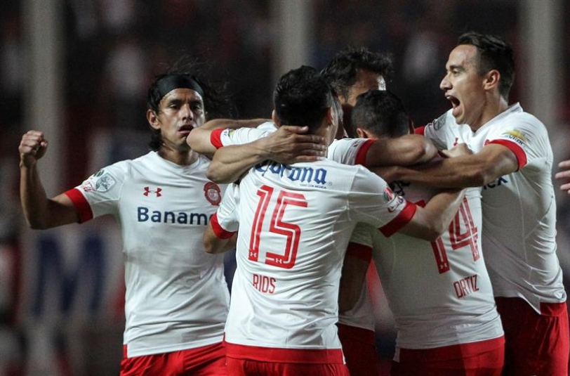 Jugadores del Toluca de México festejan su gol ante San Lorenzo 