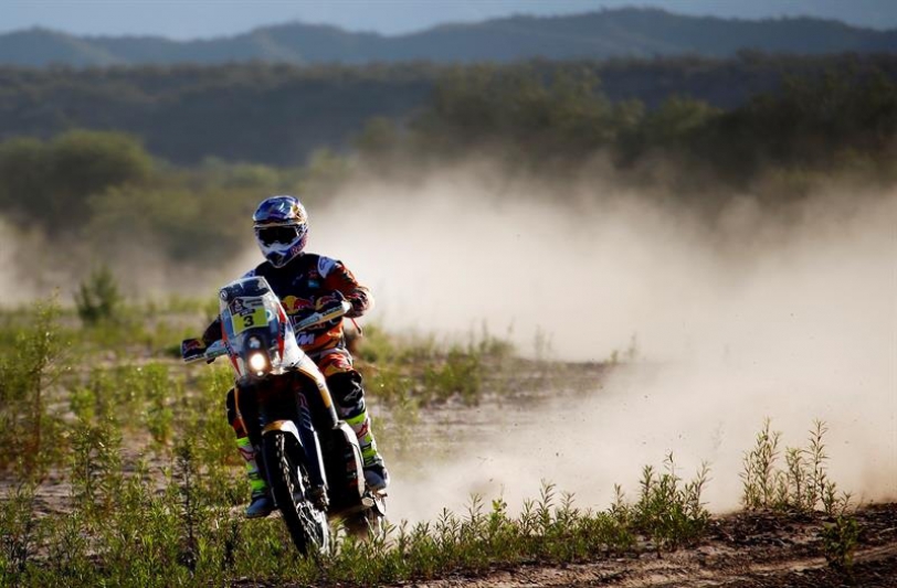 El motociclista australiano Toby Price, del equipo KTM, compite hoy, martes 12 de enero de 2016, en la novena etapa del rally Dakar 2016, en la localidad de Belén (Argentina). EFE/Felipe Trueba