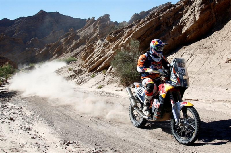 El motociclista francés Antoine Meo del equipo KTM en acción hoy, jueves 14 de enero de 2016, en la undécima etapa del rally Dakar 2016 entre las localidades de La Rioja y San Juan (Argentina). EFE/Felipe Trueba