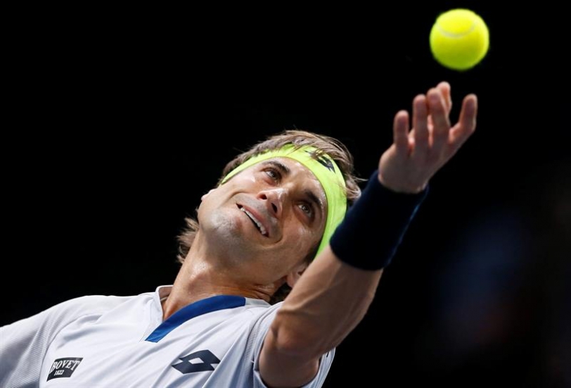 - El tenista español David Ferrer saca la bola ante el estadounidense John Isner durante el partido de cuartos de final del Masters 1.000 de París disputado en Francia hoy, 6 de noviembre de 2015. EFE/Ian Langsdon