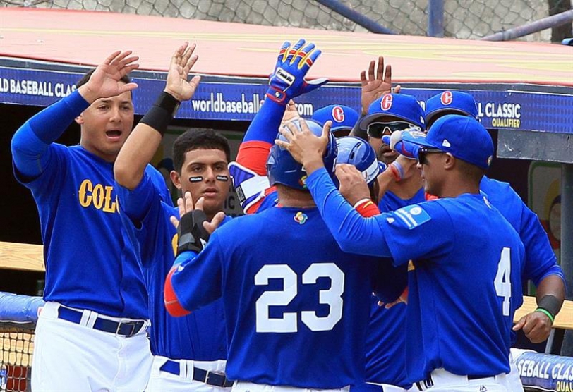 El jugador colombiano Harold Ramírez (c) celebra con sus compañeros tras anotar una carrera hoy, jueves 17 de marzo de 2016, durante un partido entre España y Colombia por el torneo eliminatorio del Clásico Mundial de Béisbol, en Ciudad de Panamá (Panamá). EFE/Alejandro Bolívar