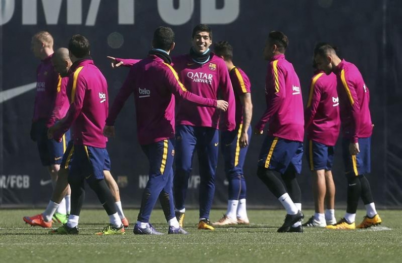 El delantero uruguayo del FC Barcelona, Luis Suárez (c), junto a algunos de sus compañeros, durante el entrenamiento que ha realizado la plantilla blaugrana para preparar el partido de liga que disputarán mañana ante el Getafe CF en el Camp Nou de Barcelona. EFE/Toni Albir