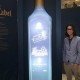 Artista Alvin Tan, con sus obras de arte en 3D en el lanzamiento de la JOHNNIE WALKER Blue Label Gallery en el aeropuerto de Singapur Changi Artista Alvin Tan, con sus obras de arte en 3D en el lanzamiento de la JOHNNIE WALKER Blue Label Gallery en el aeropuerto de Singapur Changi