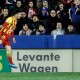 El delantero argentino del FC Barcelona Lionel Messi remata de cabeza El delantero argentino del FC Barcelona Lionel Messi remata de cabeza