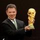 El presidente de Colombia, Juan Manuel Santos, sostiene el Trofeo de la Copa Mundial de la FIFA El presidente de Colombia, Juan Manuel Santos, sostiene el Trofeo de la Copa Mundial de la FIFA