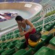 Una mujer numera la silletería hoy, miércoles 19 de febrero de 2014, en el Velódromo Alcides Nieto Patiño en Cali (Colombia) Una mujer numera la silletería hoy, miércoles 19 de febrero de 2014, en el Velódromo Alcides Nieto Patiño en Cali (Colombia)