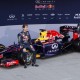 Los pilotos de Fórmula Uno Sebastian Vettel (izq) y el australiano Daniel Ricciardo posan junto al nuevo monoplaza de Red Bull, RB10 Los pilotos de Fórmula Uno Sebastian Vettel (izq) y el australiano Daniel Ricciardo posan junto al nuevo monoplaza de Red Bull, RB10