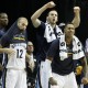 Ed Davis (i), Nick Calathes (2-i), Kosta Koufos (c), James Johnson (2-d) y Jamaal Franklin (d) de los Grizzlies de Memphis celebran Ed Davis (i), Nick Calathes (2-i), Kosta Koufos (c), James Johnson (2-d) y Jamaal Franklin (d) de los Grizzlies de Memphis celebran